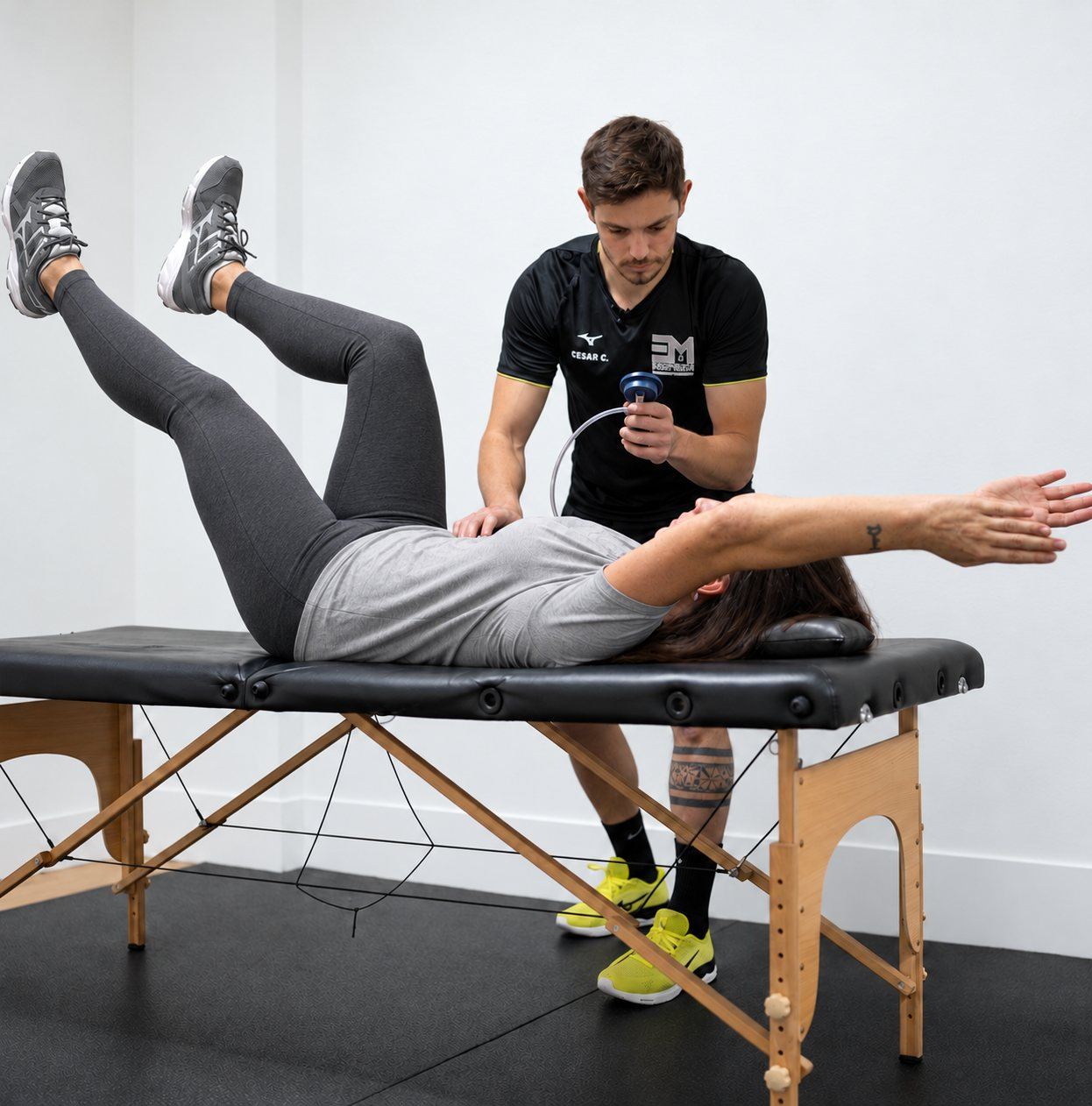 César controla con biofeedback la estabilidad lumbar de una paciente